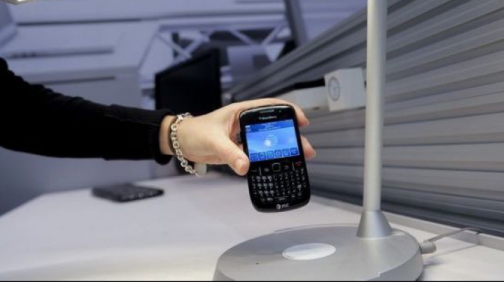 Telefoane încărcate în doar 20 de secunde. Invenţia unei adolescente stârneşte interesul greilor din industria mobilă