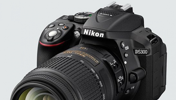 Nikon anunţă DSLR-ul D5300, cu ecran rabatabil, WiFi şi GPS încorporat (FOTO)