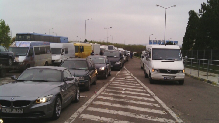 Controale mai aspre la Vama Albiţa! Zeci de maşini stau în rând, câte două-trei ore, pentru a ieşi din ţară. FOTO