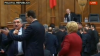 Îmbrânceli în Parlament! Comuniştii au blocat tribuna pentru că nu li s-a dat pauză când au vrut ei (VIDEO)