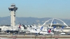Panică pe aeroportul din Los Angeles! Pasagerii au luat-o la fugă atunci când au auzit un zgomot puternic