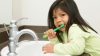 Doar 22 la sută dintre copii îşi spală dinţii dimineaţa. Ce riscă cei care nu-şi îngrijesc dantura 
