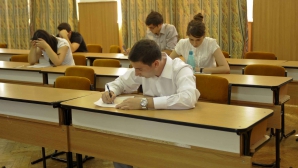 (VIDEO) Liceenii, nemulţumiţi de noile reguli privind examanele de bac. "Va fi de două ori mai dificil"