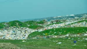 Gunoiul se transformă în bani în alte ţări, iar la noi oamenii îl aruncă pe unde apucă. "Suntem în mizerie, până la streşină"