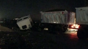 Un tren a lovit mai multe maşini şi un autobuz. 25 de oameni au murit, iar alţi 30 au fost răniţi