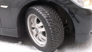 Şoferii, îndemnaţi să-şi schimbe anvelopele. În caz contrar, vor fi amendaţi 