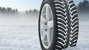 Şoferii, atenţionaţi să pornească la drum cu anvelope de iarnă, lanţuri antiderapante, lopată şi nisip