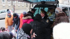 Scandal în centrul Chişinăului. Mai mulţi comercianţi ambulanţi s-au luat la harţă cu poliţiştii (VIDEO)