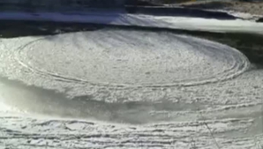 Fenomen bizar pe un lac din SUA. Nu o să îţi vină să crezi ce se întâmplă cu o bucată de gheaţă VIDEO