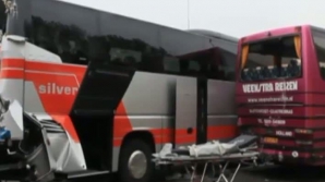 Grav accident cu implicarea a trei autocare pline cu pasageri, pe o autostradă din Olanda VIDEO