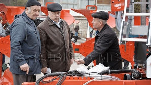 Fermierii ar putea face economii de până la 300 de lei la prelucrarea fiecărui hectar de pământ. AFLĂ în ce condiţii