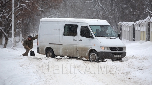 Drumuri acoperite cu zăpadă, probleme în trafic şi pericol de avalanşe. Iarna s-a stabilit complet în România 