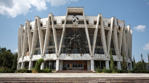 Clacă la circul din Chişinău. Înarmate cu mături şi lopeţi, mai multe persoane au scos tone de gunoi din edificiu