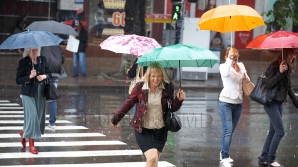 Vânt puternic şi ploi slabe. Ce alte surprize ne pregăteşte vremea în următoarele zile