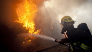 O casă din Vadul lui Vodă, cuprinsă de flăcări. Două echipe de pompieri luptă cu focul