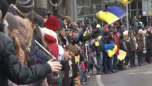 (VIDEO) Ucrainenii din oraşul Lvov au încercat să formeze un lanţ uman până în Uniunea Europeană. "Ucraina este Europa"