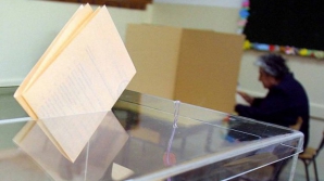 Alegeri cu gaze lacrimogene în Kosovo: Cea mai mare secţie de votare a fost atacată