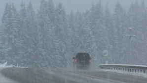 Iarna a intrat în drepturi în România. În unele zone ninge abundent, iar un bărbat a rămas blocat în nămeţi