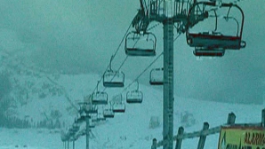 Zăpadă de un metru în România. Mai mulţi şoferi au rămas blocaţi în nămeţi VIDEO