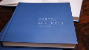 Democraţii le-au dăruit europenilor "Cartea Moldovei". Peste 420.000 de moldoveni au contribuit la elaborarea cadoului