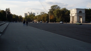 A căzut din cer în centrul Capitalei. Locuitorii şi viceprimarul habar nu au ce este (VIDEO)