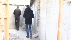 Poliţişti surprinşi muncind pe un şantier de construcţii. Cum au reacţionat când au văzut echipa de filmare