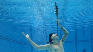 Un bărbat din Sydney a înghiţit simultan trei săbii sub apă, de Ziua Recordurilor (VIDEO)