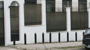 Ambasada Rusiei, înconjurată cu stâlpi de protecţie. Trecătorii sunt nedumeriţi VIDEO