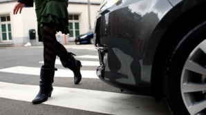 (VIDEO) Şofer nemulţumit că pietonii trec pe zebră: Se opresc 40 de maşini ca să treacă o persoană, e lipsă de educaţie!