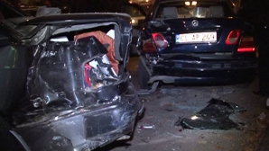 (VIDEO) Grav accident rutier, cu implicarea a trei maşini, în capitală. Şoferul unui automobil a fost transportat la spital