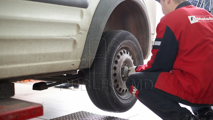 Cozi la vulcanizări! Şoferii stau în rând pentru a schimba anvelopele de vară pe cele de iarnă 