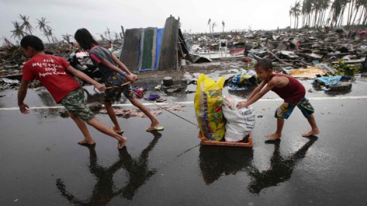 Dezastrul lăsat de taifunul din Filipine, în IMAGINI FOTO SFÂŞIETOARE. Nici măcar ajutoarele umanitare nu pot ajunge acolo