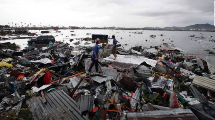 Dezastrul lăsat de taifunul din Filipine, în IMAGINI FOTO SFÂŞIETOARE. Nici măcar ajutoarele umanitare nu pot ajunge acolo