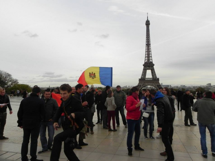 FOTO Moldovenii din Paris susţin integrarea Moldovei în UE! "Destinul nostru este unul european"