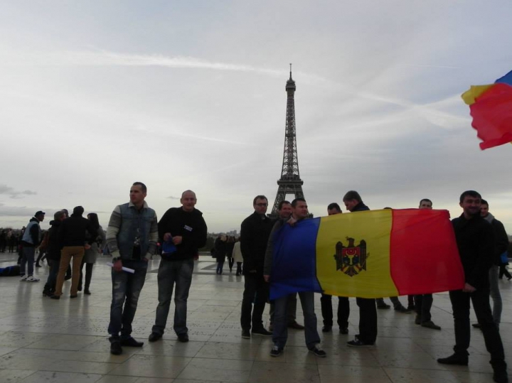 FOTO Moldovenii din Paris susţin integrarea Moldovei în UE! "Destinul nostru este unul european"