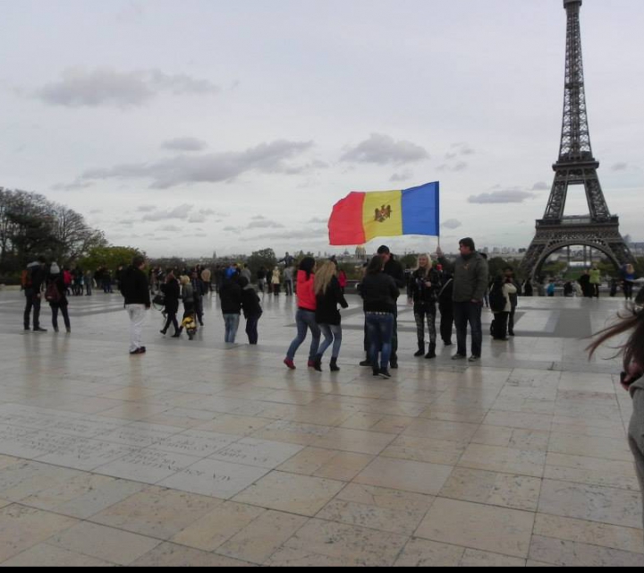 FOTO Moldovenii din Paris susţin integrarea Moldovei în UE! "Destinul nostru este unul european"