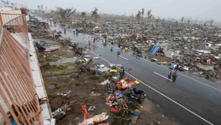 Dezastrul lăsat de taifunul din Filipine, în IMAGINI FOTO SFÂŞIETOARE. Nici măcar ajutoarele umanitare nu pot ajunge acolo