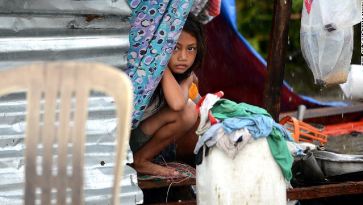 Dezastrul lăsat de taifunul din Filipine, în IMAGINI FOTO SFÂŞIETOARE. Nici măcar ajutoarele umanitare nu pot ajunge acolo