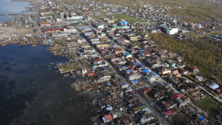 Dezastrul lăsat de taifunul din Filipine, în IMAGINI FOTO SFÂŞIETOARE. Nici măcar ajutoarele umanitare nu pot ajunge acolo