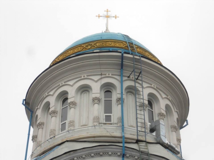 Restaurare cu încălcări în stil moldovenesc. "Au pus ferestre şi uşi termopan unui monument de arhitectură " (VIDEO/FOTO)