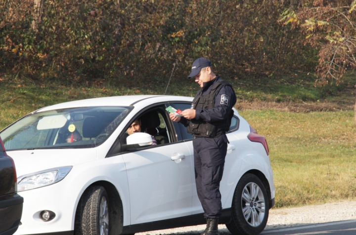 Operaţiunea "Lease Car II": Oamenii legii au reţinut 28 de maşini, trei dintre care figurau în baza Interpol (FOTO)