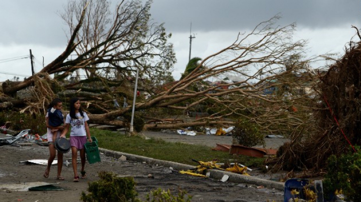 Dezastrul lăsat de taifunul din Filipine, în IMAGINI FOTO SFÂŞIETOARE. Nici măcar ajutoarele umanitare nu pot ajunge acolo