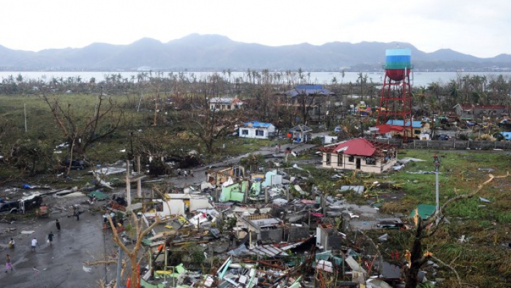 Dezastrul lăsat de taifunul din Filipine, în IMAGINI FOTO SFÂŞIETOARE. Nici măcar ajutoarele umanitare nu pot ajunge acolo