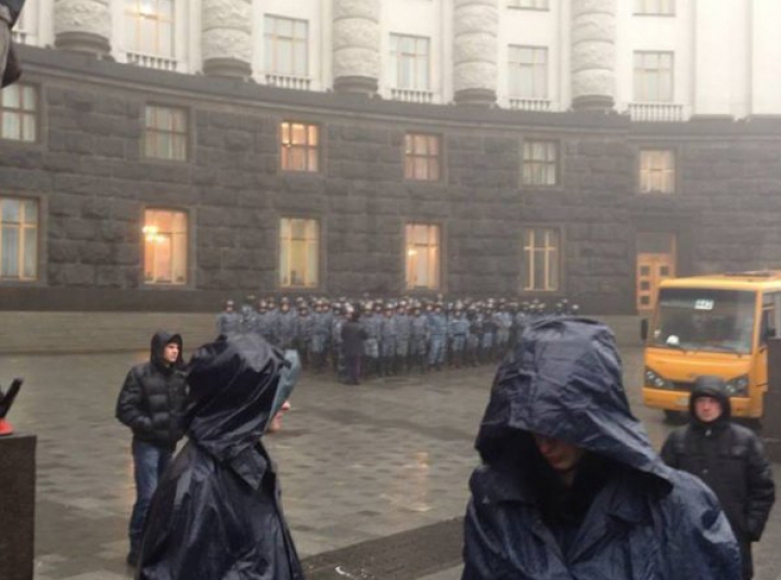 (FOTO) Tensiuni la Kiev. Manifestanţii au blocat sediul guvernului, iar miniştrii au fugit pe ieşirea din spate