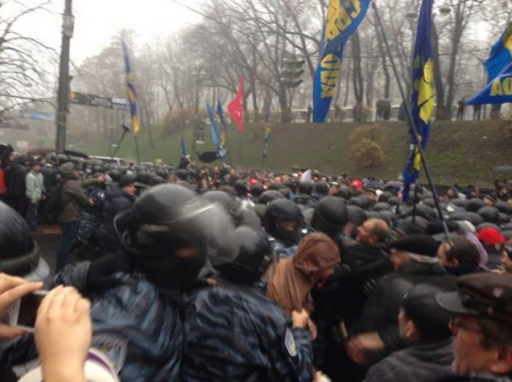 (FOTO) Tensiuni la Kiev. Manifestanţii au blocat sediul guvernului, iar miniştrii au fugit pe ieşirea din spate