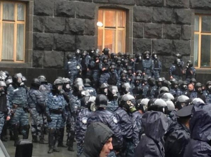 (FOTO) Tensiuni la Kiev. Manifestanţii au blocat sediul guvernului, iar miniştrii au fugit pe ieşirea din spate