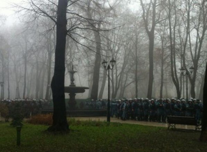 (FOTO) Tensiuni la Kiev. Manifestanţii au blocat sediul guvernului, iar miniştrii au fugit pe ieşirea din spate