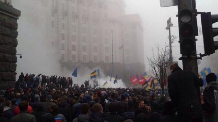 (FOTO) Tensiuni la Kiev. Manifestanţii au blocat sediul guvernului, iar miniştrii au fugit pe ieşirea din spate