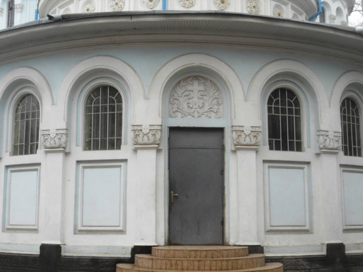 Restaurare cu încălcări în stil moldovenesc. "Au pus ferestre şi uşi termopan unui monument de arhitectură " (VIDEO/FOTO)