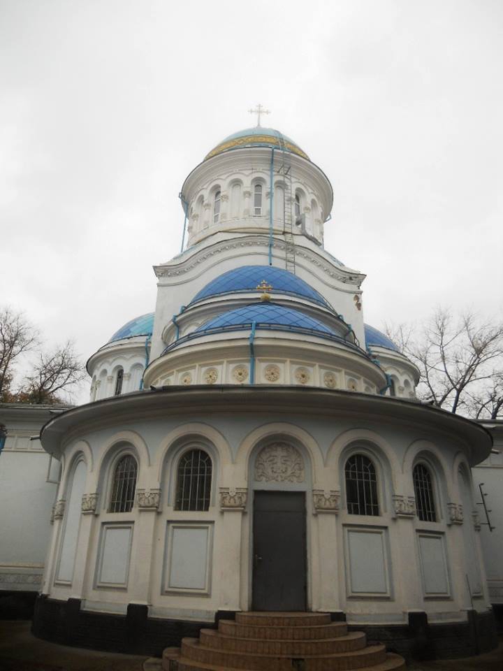 Restaurare cu încălcări în stil moldovenesc. "Au pus ferestre şi uşi termopan unui monument de arhitectură " (VIDEO/FOTO)